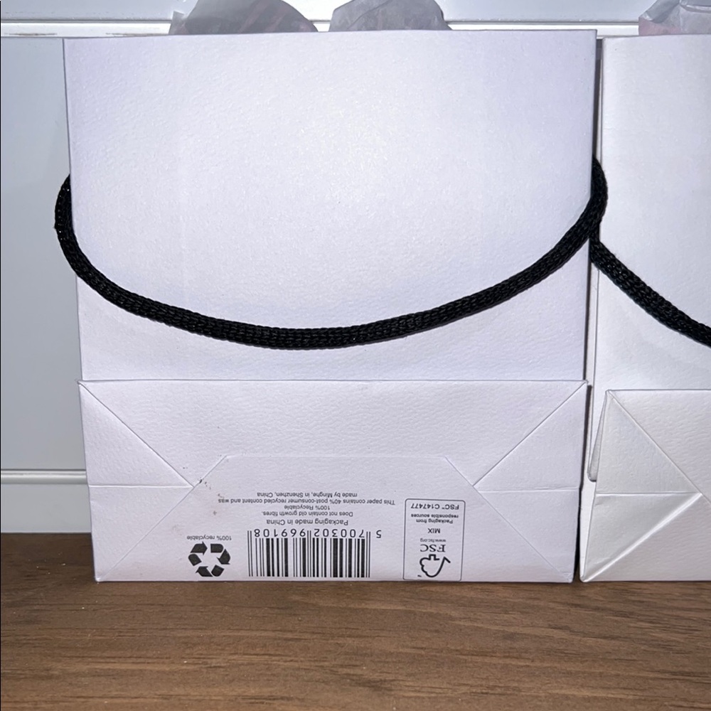 Pandora Elegant White Gift Bags With Pink Interior and Pandora Tissue Paper. - Picture 6 of 16